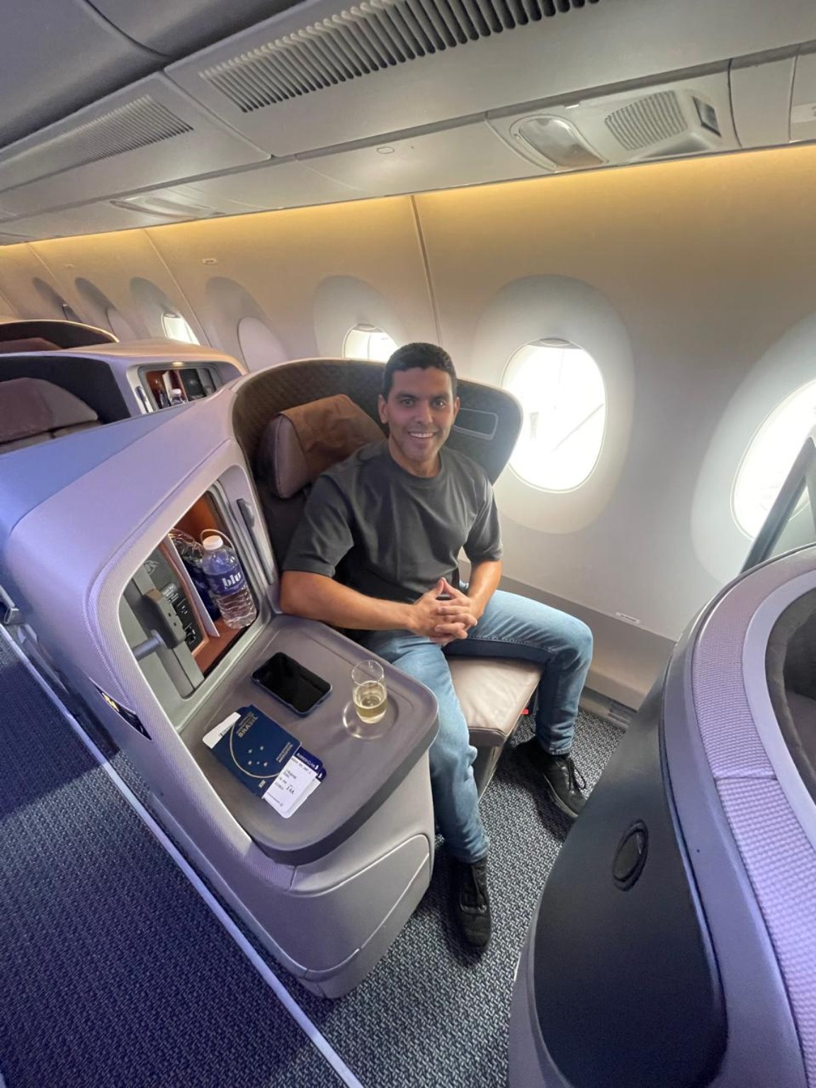 Fábio em cabine premium da Singapore Airlines
