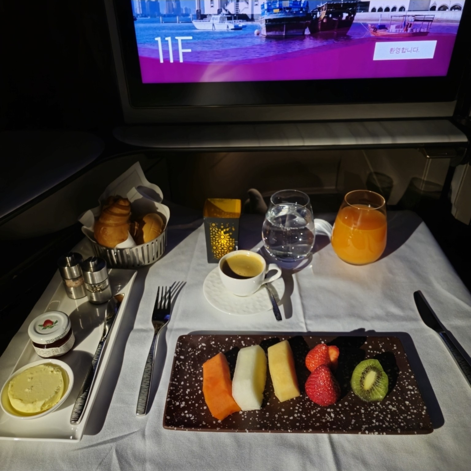 Café da manhã com frutas servido em cabine premium
