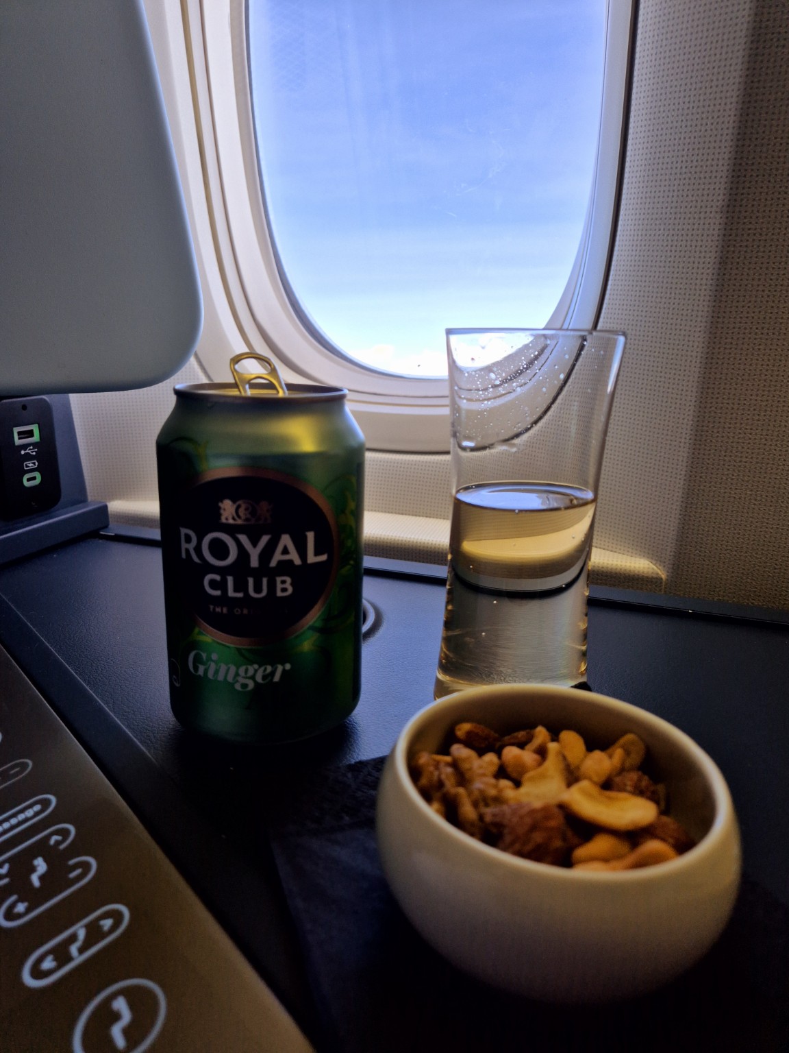 Snack e bebida junto à janela da aeronave
