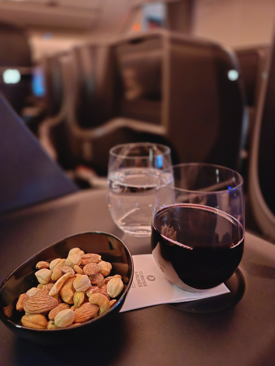 Vinho e snacks em cabine premium
